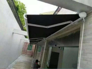 伸（shēn）縮雨篷